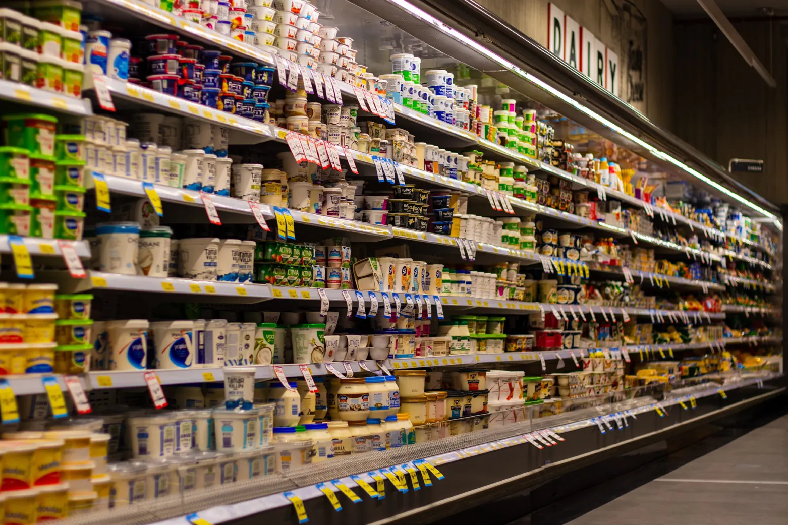 Fully stocked shelves in an MKB supermarket
